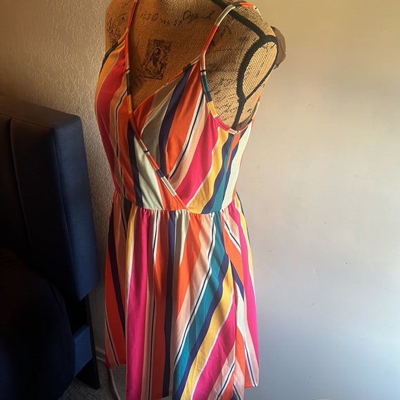 Woman’s summer dress, with stripes. Adjustable straps and with pockets. - Picture 2 of 4